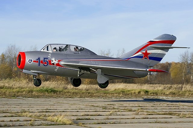 MiG–15UTI, a MiG–15 vadászrepülő kétüléses gyakorló-kiképző variánsa (kép forrása: wikipédia / Aleksandr Markin - Landing. Mig-15 RA-0488G / Aleksandr Markin - Landing. Mig-15 RA-0488G www.youtube.com/watch?v=FClSWh7D6IQ&feature=youtu.be CC BY-SA 2.0)