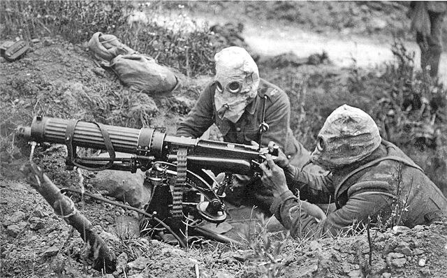 Brit géppuskakezelők kezdetleges gázálarcban, 1916.