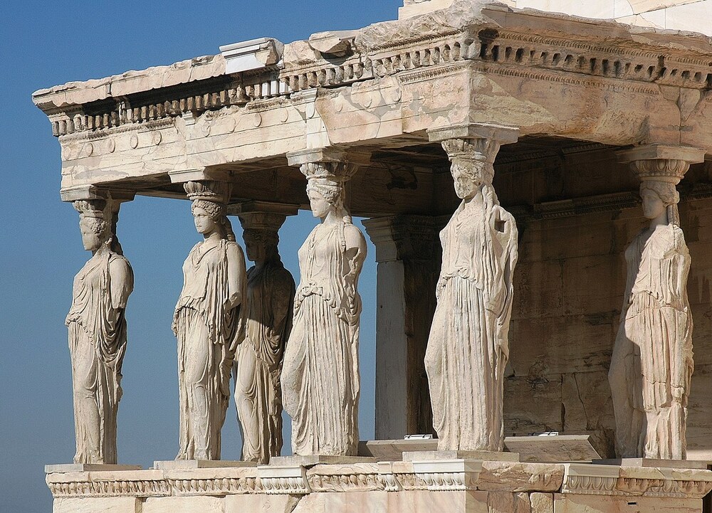 Az Erekhtheion kariatidái napjainkban (Wikipédia / Harrieta171 / CC BY-SA 3.0)