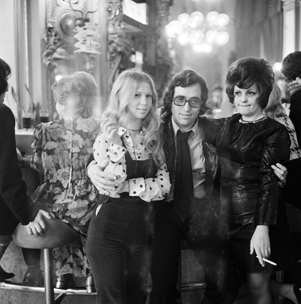 Nem vetette meg a társas összejöveteleket sem, a Hungária – ma New York – kávéházban is sikerült lencsevégre kapni 1972-ben (Kép forrása: Fortepan/ Gábor Viktor)