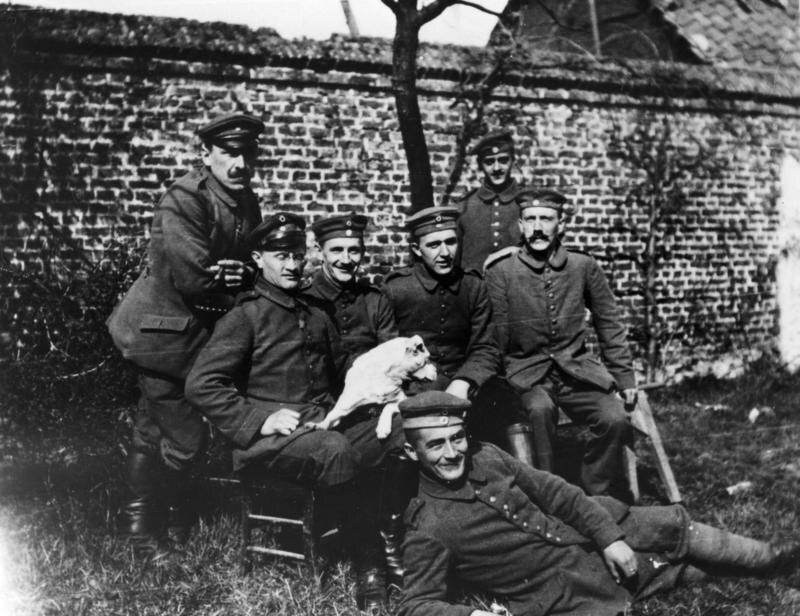 Hitler és bajtársai. (Kép forrása: Wikipédia / Bundesarchiv, Bild 146-1974-082-44 / CC-BY-SA 3.0)