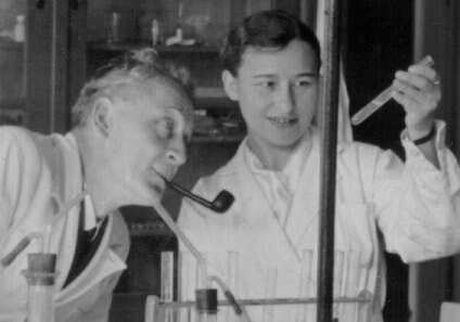 A C-vitamin felfedezője munkatársával, Banga Ilonával a szegedi laboratóriumukban (Wikipédia / SZTE Egyetemi gyűjtemény tulajdona / CC BY-SA 3.0)