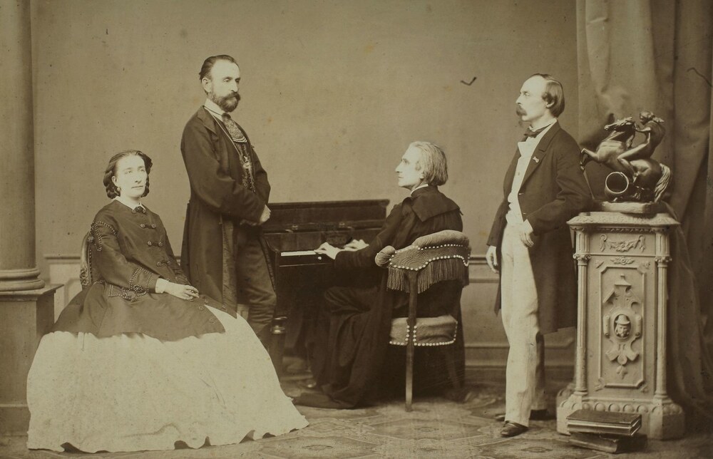 A „sosemvolt” családi idill – Liszt Ferenc a zongoránál, a kép két oldalán a házastársak, Cosima (b) és Hans von Bülow (j) – a házasságnak válás lett a vége