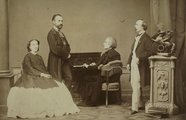 A „sosemvolt” családi idill – Liszt Ferenc a zongoránál, a kép két oldalán a házastársak, Cosima (b) és Hans von Bülow (j) – a házasságnak válás lett a vége