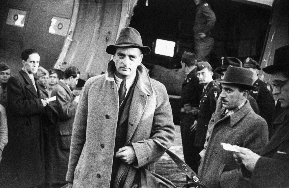 A háborús bűnös Edmund Veesenmayer halad el elfogása után Péter Gábor előtt