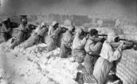 Szovjet lövészek egy sztálingrádi háztetőn (Kép forrása: Bundesarchiv, Bild 183-E0406-0022-001 / CC-BY-SA 3.0)