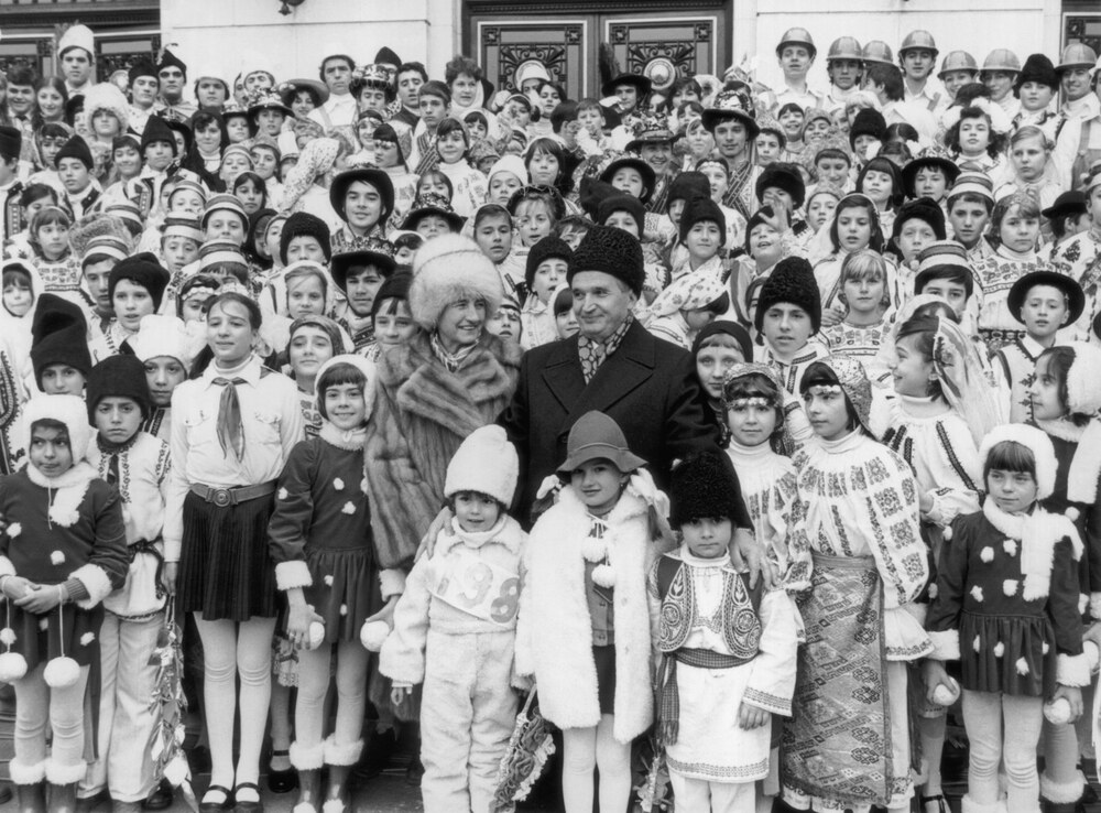 Népviseletbe öltözött gyermekek között 1985 körül – a reprezentáció a diktatúra egyik legfontosabb kelléke volt