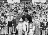 Népviseletbe öltözött gyermekek között 1985 körül – a reprezentáció a diktatúra egyik legfontosabb kelléke volt
