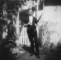 Lee Harvey Oswald a kertjében, valószínűleg a gyilkos fegyverrel
