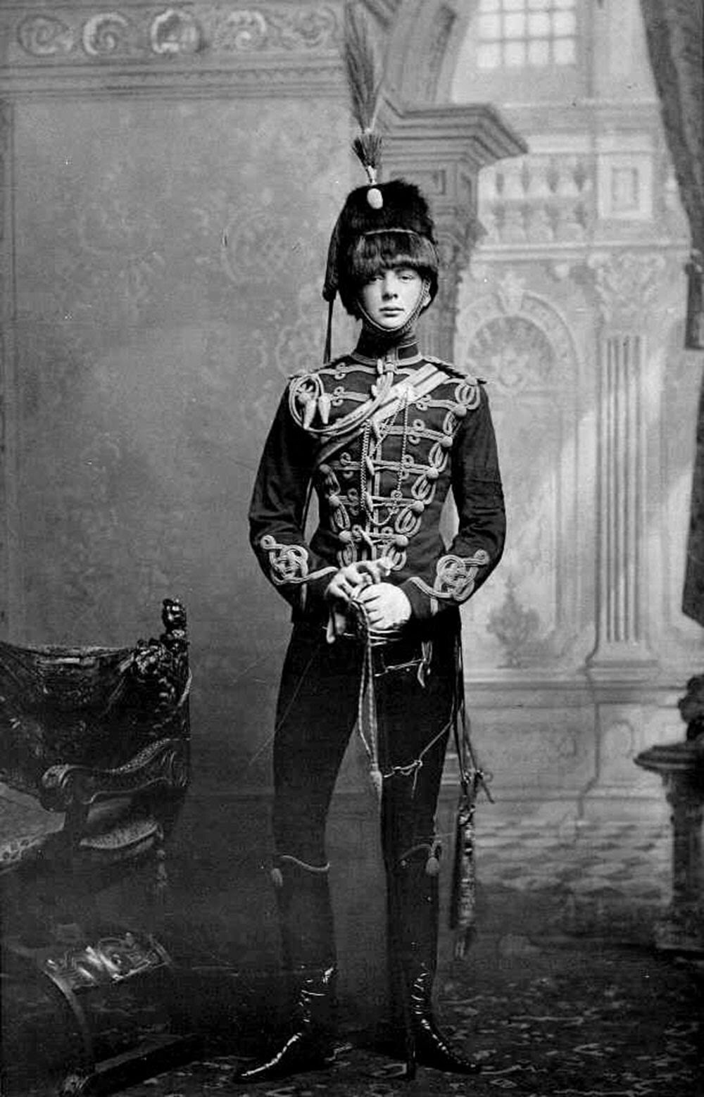 Az ijfú Winston Churchill huszár egyenruhában (1895)