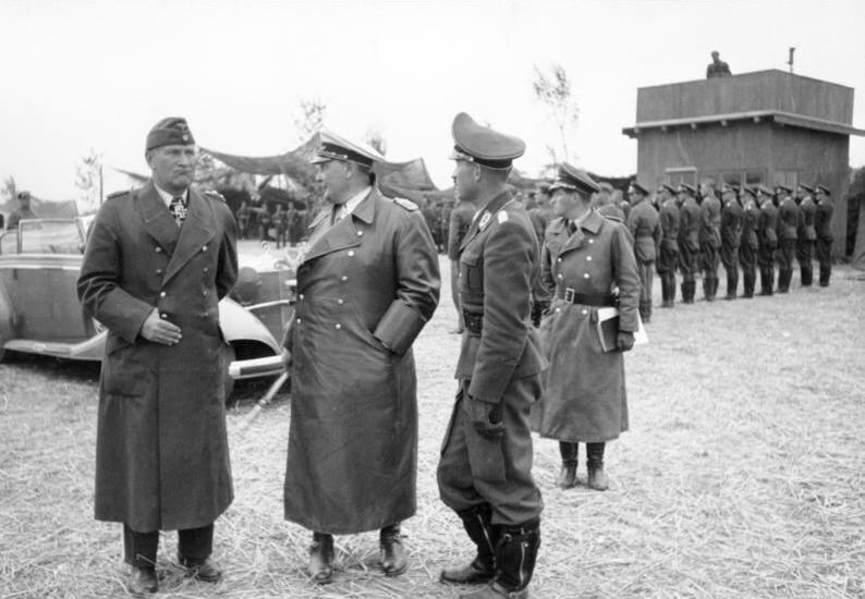 Bruno Loerzer, Hermann Göring és Adolf Galland (Kép forrása: Wikipédia/ Bundesarchiv, Bild 101I-343-0674-16 / Boger / CC-BY-SA 3.0)