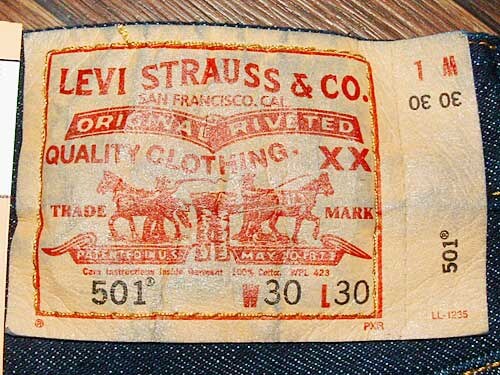 Egy klasszikus, 501-es Levi's farmer címkéje (Wikipedia / Ludovic Glucksman / CC BY 1.0)