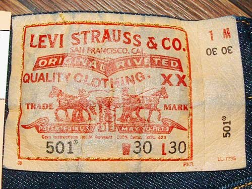 Egy klasszikus, 501-es Levi's farmer címkéje (Wikipedia / Ludovic Glucksman / CC BY 1.0)