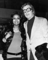 Shikara Baksa és Michael Caine a repülőtéren, úton Budapestre