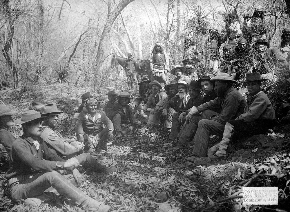 Geronimo a megadásról tárgyal Crook tábornokkal (1886. március)