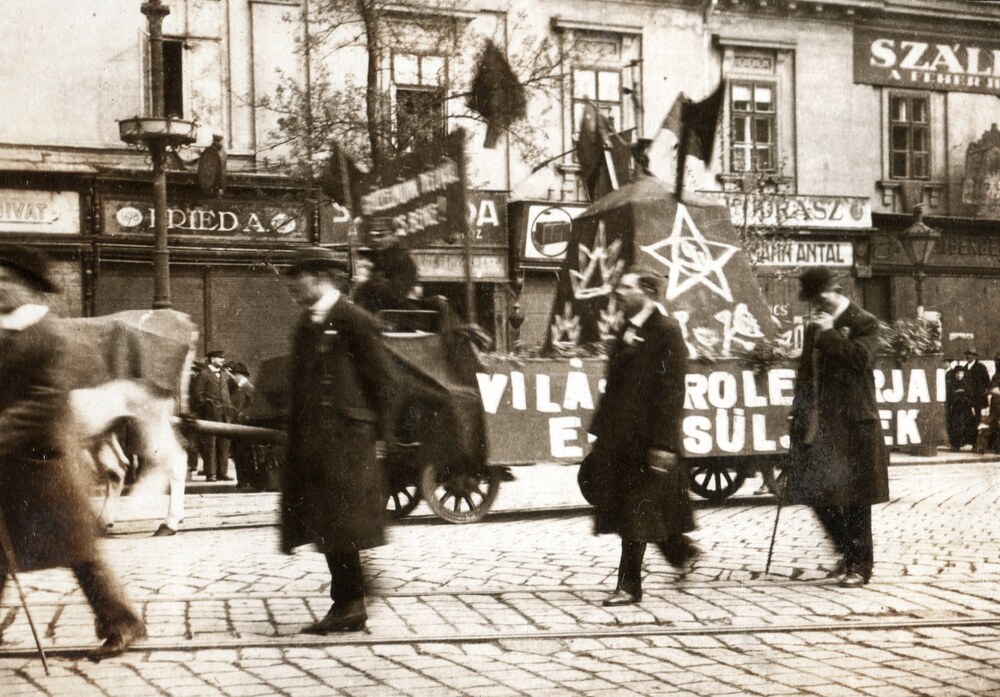 A háttérben a „Világ proletárjai egyesüljetek!” felirat (Kép forrása: Fortepan/ Péchy László)