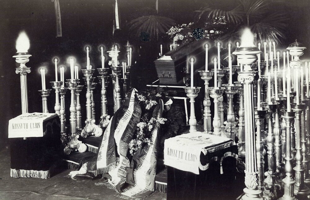 Kossuth Lajos ravatala (Kép forrása: Fortepan / Budapest Főváros Levéltára / Klösz György fényképei)