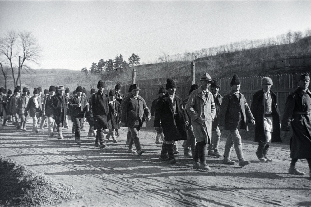 Munkaszolgálatosok menete a 12-es főúton Szob közelében, 1941 (kép forrása: Fortepan / Eisner Ferenc)