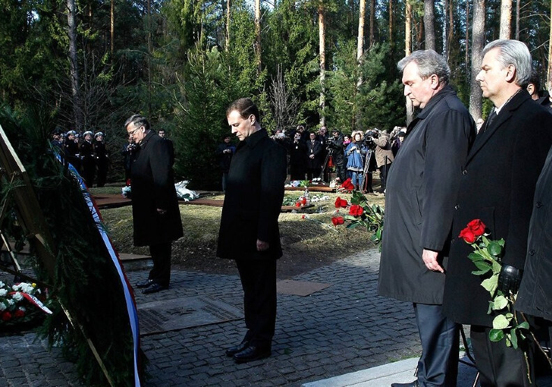 Dmitrij Medvegyev orosz és Bronislaw Komorowski lengyel elnök megkoszorúzta a katyńi mészárlás emlékművét 2011-ben (Wikipédia / Kremlin.ru / CC BY 4.0)