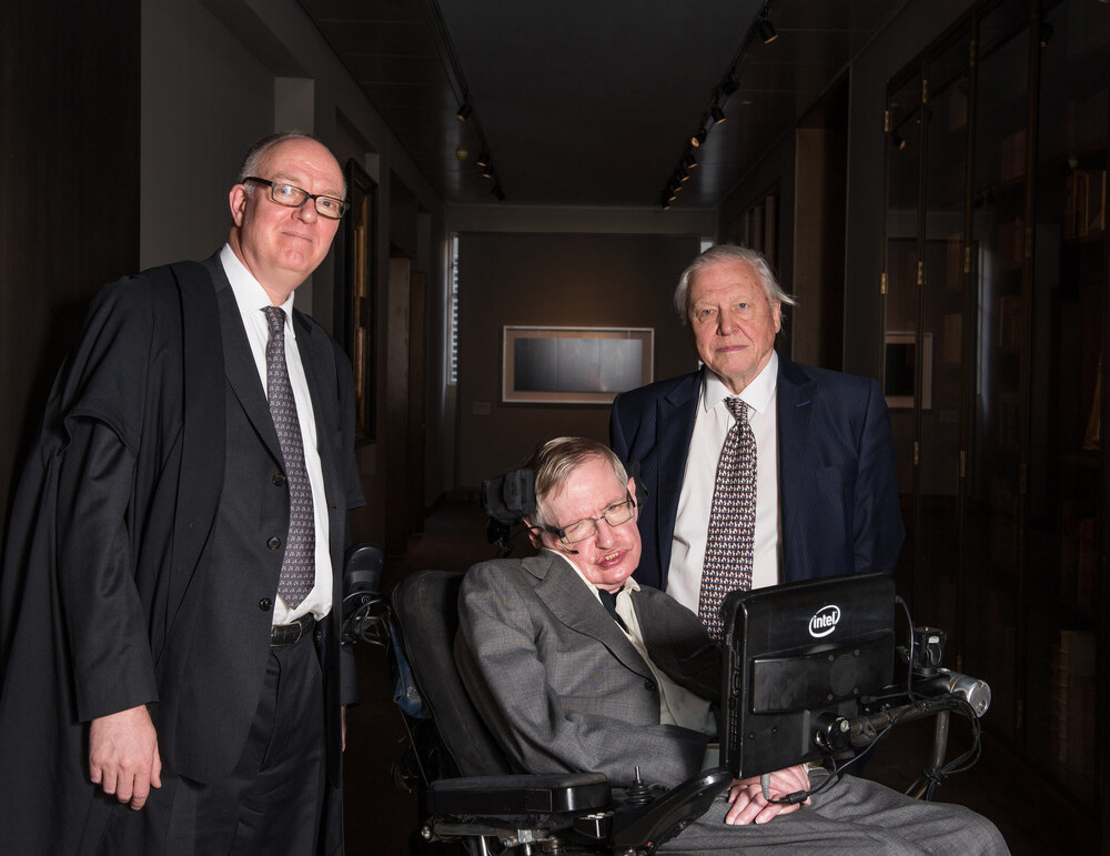 Az Oxfordi Egyetemen Richard Ovenden (b.), Stephen Hawking (k.) és David Attenborough (j.) (Kép forrása: Wikipedia / John Cairns – The Bodleian Libraries / CC BY 4.0)