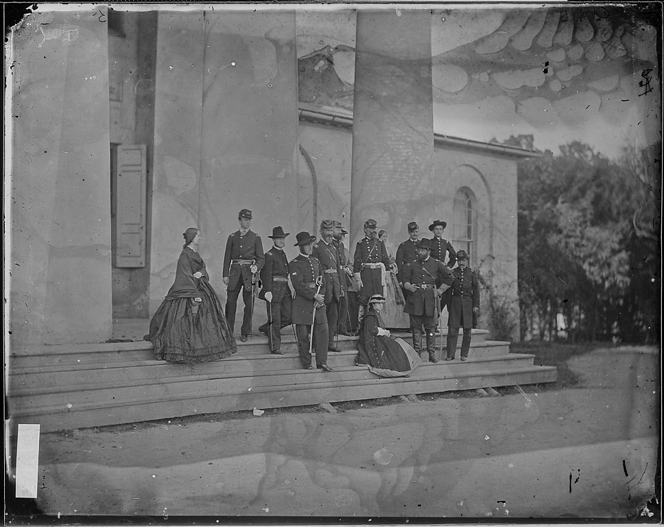 Samuel P. Heintzelman tábornok és emberei, valamint azok családjai Robert E. Lee tábornok Arlington House-i otthonánál