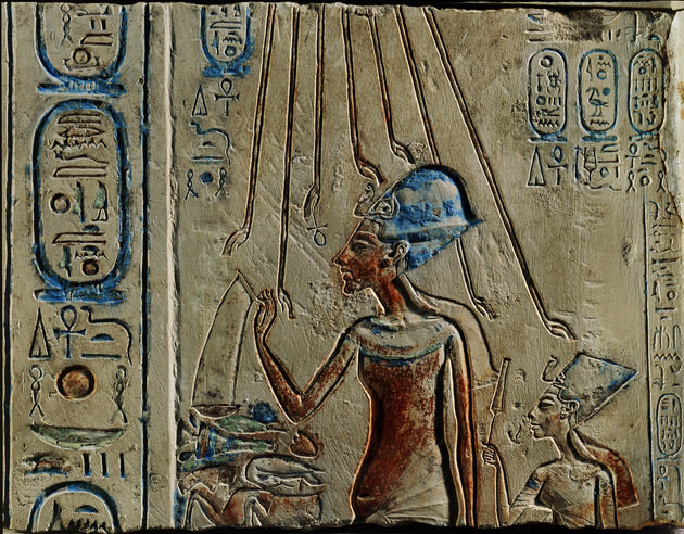 Ehnaton és Nofertiti áldozatot mutatnak be Atonnak