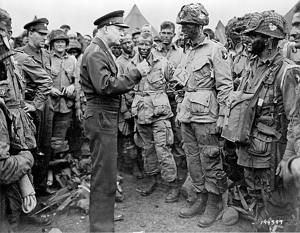 Eisenhower tábornok amerikai ejtőernyősökkel beszélget a partraszállás előtt