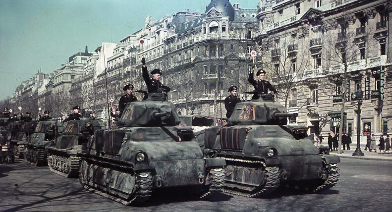 Francia harckocsikkal felvonuló német katonák Párizsban (kép forrása: Wikipédia / Bundesarchiv, N 1576 Bild-007 / Herrmann, Ernst / CC-BY-SA 3.0)