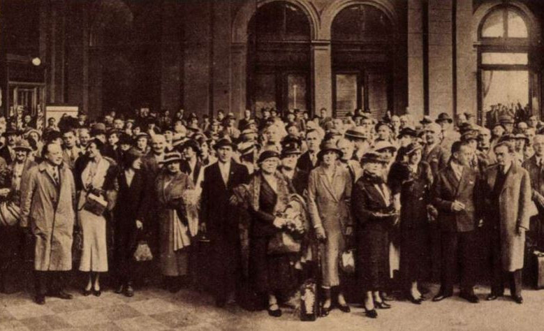 Cserevonattal érkező angol utasok, 1935 (kép forrása: Képes Pesti Hírlap, 1935.09.08-i szám)