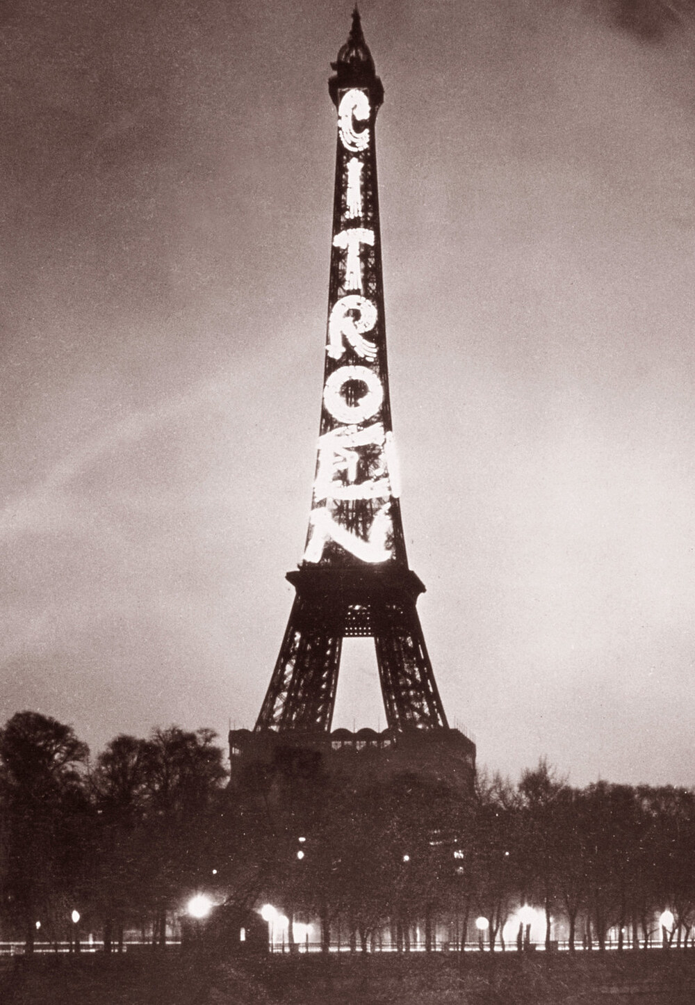 Citroën-fényárban az Eiffel-torony