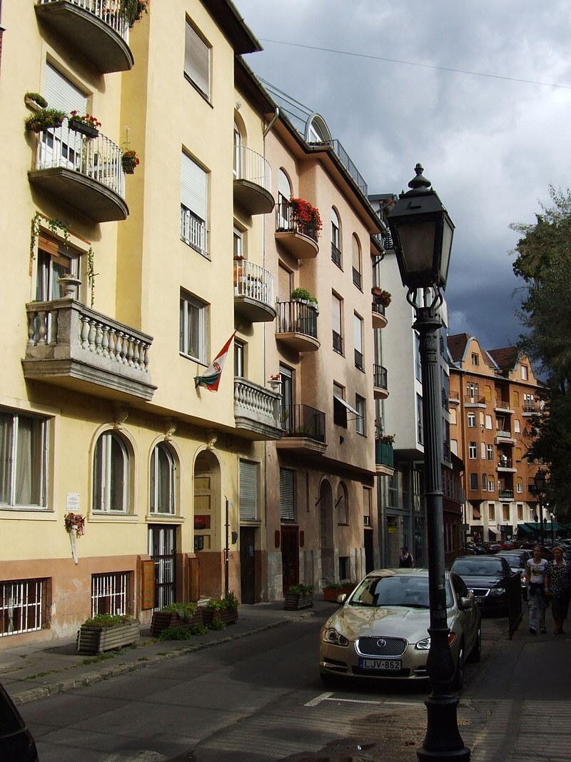 A szerzőpáros egykori albérlete az I. kerületi Iskola utcában (wikipédia / Kispados / CC BY-SA 2.5)