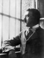 Hitler a landsbergi börtönben. Habár öt évre ítélték hazaárulásért, végül mindössze nyolc hónapot töltött rács mögött. Hanfstaengl felesége volt az, aki a kudarcba fulladt müncheni sörpuccsot követően öngyilkossággal fenyegetőző Hitlertől elvette a pisztolyt.