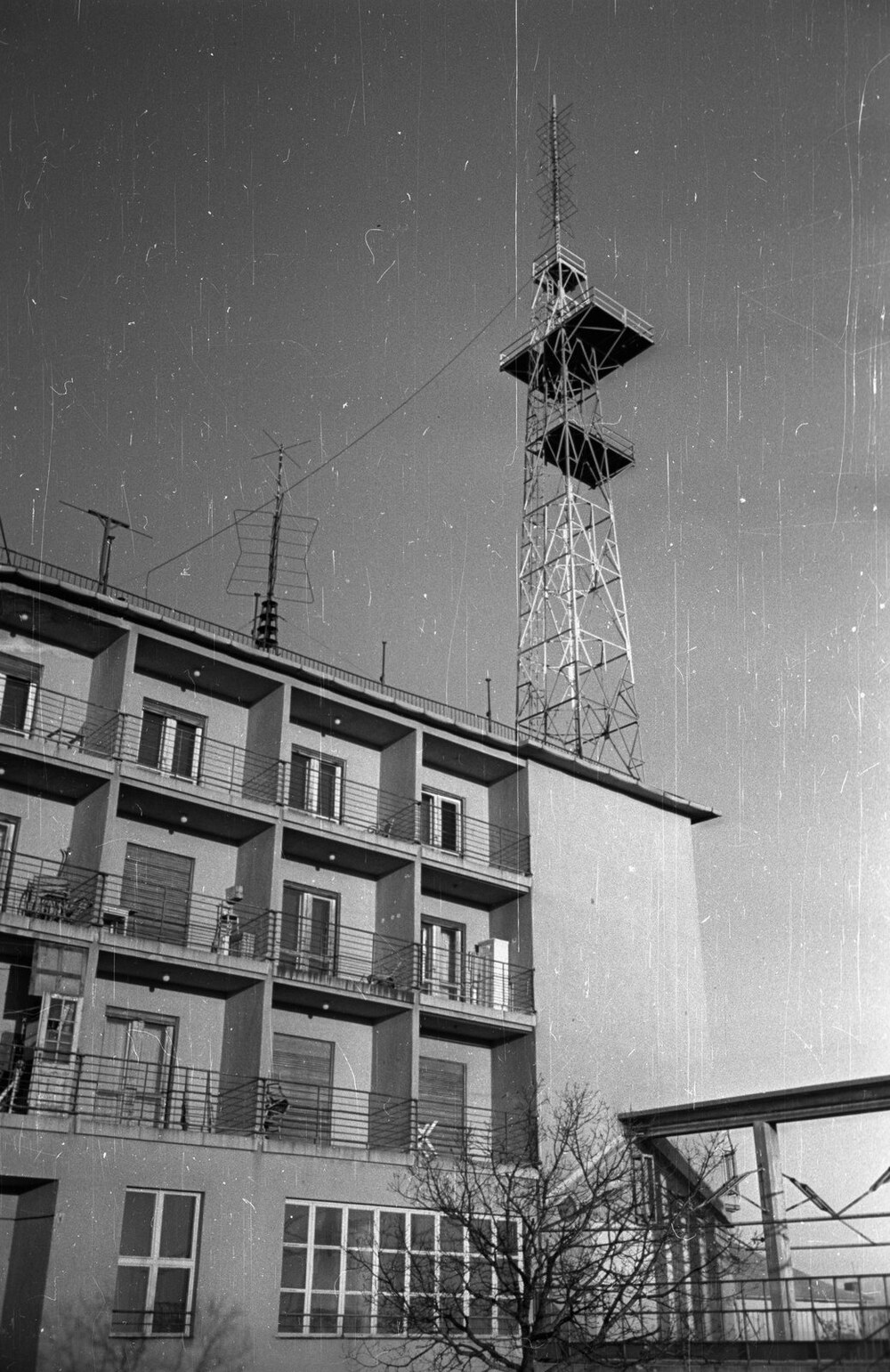 A Hargita Panzió, a háttérben pedig az 1956 és 1958 között üzemelő 1 kW-os adótorony (kép forrása: Fortepan / Bauer Sándor)