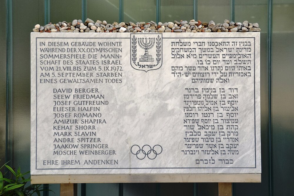 Az izraeli áldozatok kétnyelvű emléktáblája a müncheni olimpiai faluban (forrás: wikipédia / High Contrast / CC BY 3.0 de)