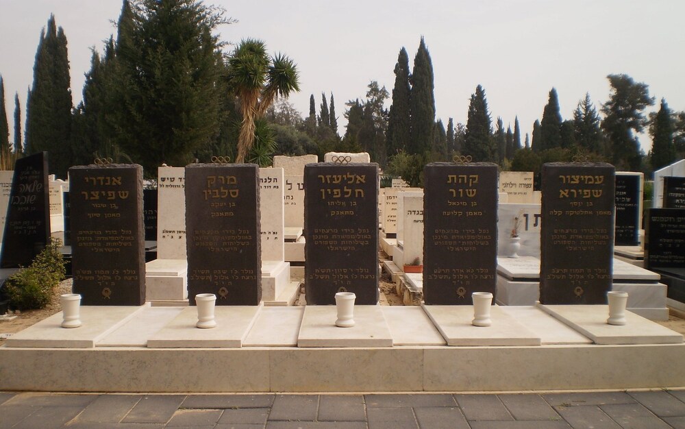 Az áldozatok síremlékei Tel Aviv Kiryat Shaul nevű temetőjében (forrás: wikipédia / דוד שי / CC BY-SA 3.0)