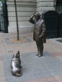 Peter Falk szobra mint Columbo és kutyája a Falk Miksa utca és a Szent István körút sarkán Budapesten (Wikipédia / Vander01 / CC BY-SA 3.0)