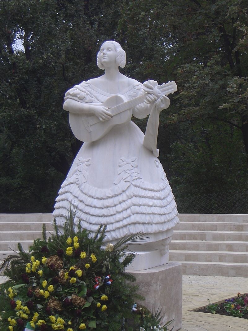 Széppataki Róza szobra a Horváth-kertben (Wikipédia / Akela3 / CC BY-SA 4.0)