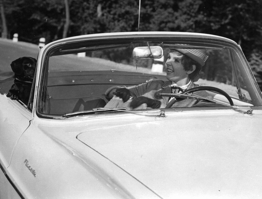 Jelenet az MTV 1963. szilveszteri műsorában sugározott, Slágermúzeum című revüfilmből. Psota Irén színművésznő. (Kép forrása: Fortepan / Hangosfilm)
