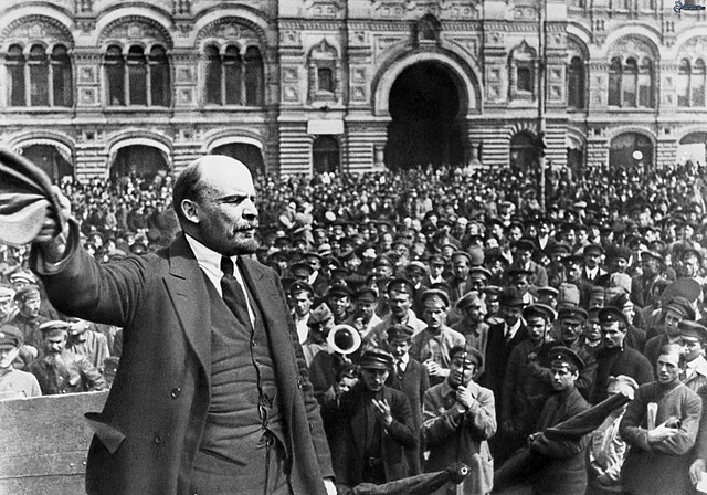 Lenin a tömeghez beszél 1917-ben