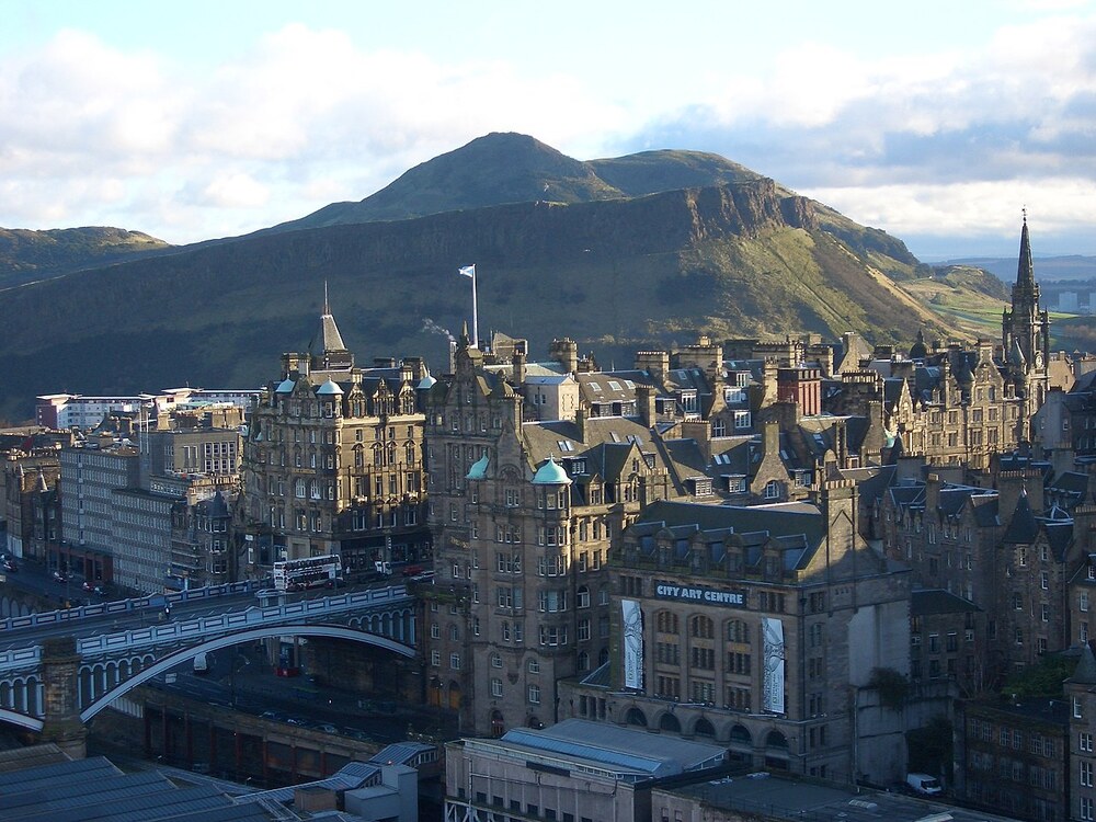 Edinburgh Óvárosának látképe (wikipedia / Saskia van de Nieuwenhof / CC BY-SA 2.0) 