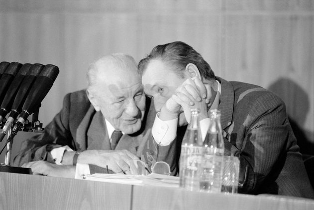 Kádár János, a Magyar Szocialista Munkáspárt (MSZMP) elnöke és Grósz Károly, az MSZMP fõtitkára beszélget a párt Jászai Mari téri székházában tartott ülésén. MTI Fotó: Soós Lajos