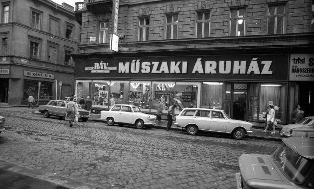 A BÁV Műszaki Áruháza 1976-ban a Király (akkor Majakovszkij) utca 35-37-ben. (Kép forrása: Fortepan / Szalay Zoltán)