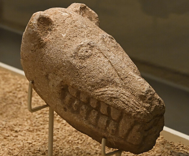 Göbeklitepében feltárt állatfej-szobor (forrás: Wikipédia / Dosseman / Wikipédia / Beytullah eles / CC BY-SA 4.0)