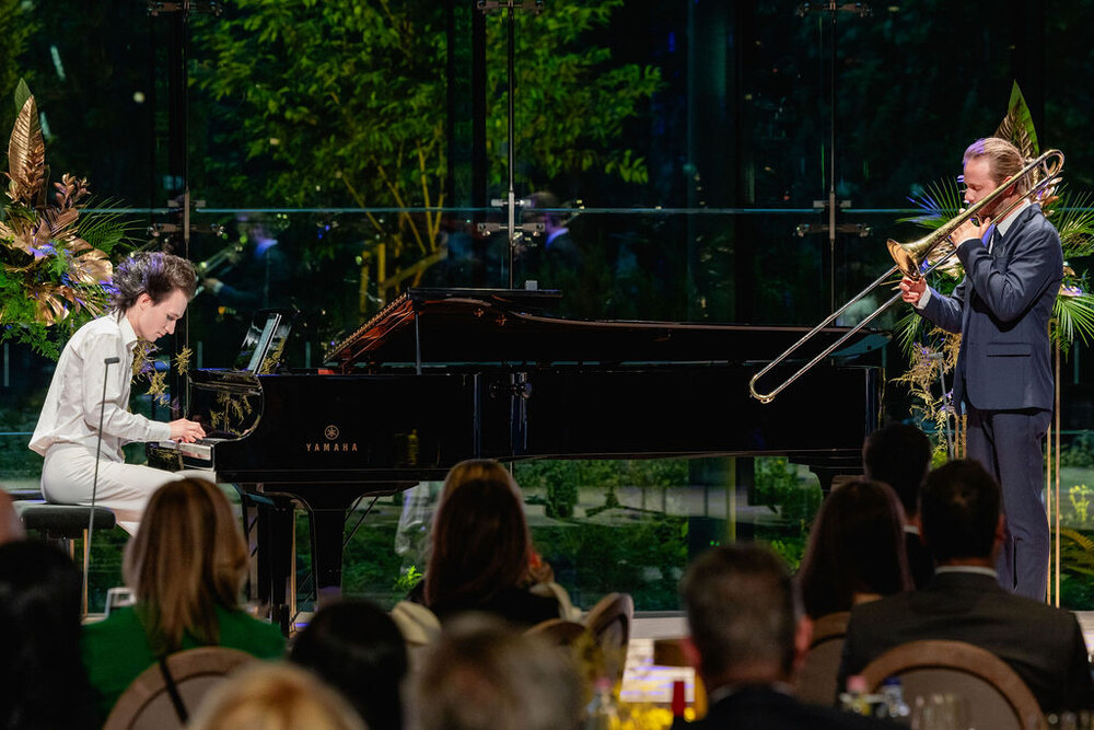 Nagy Ábel Márton jazz-zongoraművész, zeneszerző, énekes és Papp Mátyás jazz-harsonaművész, hangszerelő produkciója a 2024-es Junior Prima díjátadón (kép forrása: MVM Zrt.)