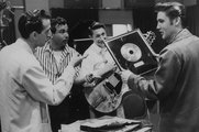Elvis a Heartbreak Hotel aranylemezét mutatja D.J. Fontana dobosnak, Gordon Stoker énekesnek és Scotty Moore gitárosnak