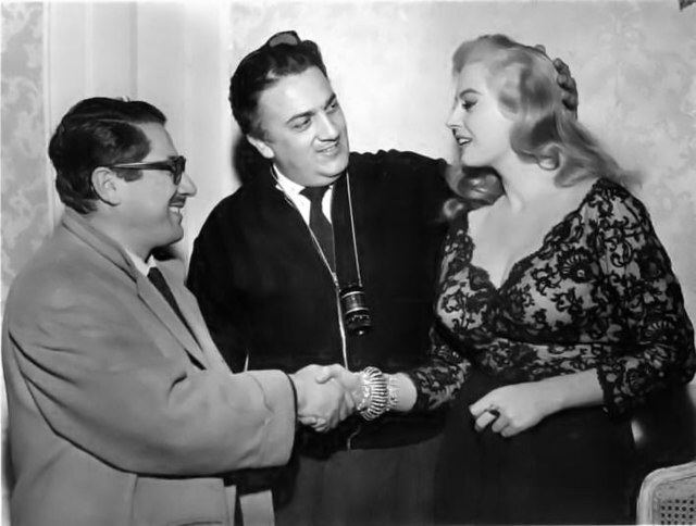 Anita Ekberg Ennio Flaiano és Federico Fellini társaságában Az édes élet c. film forgatásán. (1960)