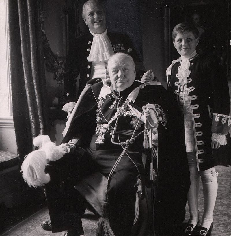 Winston Churchill fai és unokája társaságában II. Erzsébet koronázásán. A brit miniszterelnök 1953-ban irodalmi Nobel-díjban részesült.