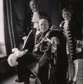Winston Churchill fai és unokája társaságában II. Erzsébet koronázásán. A brit miniszterelnök 1953-ban irodalmi Nobel-díjban részesült.